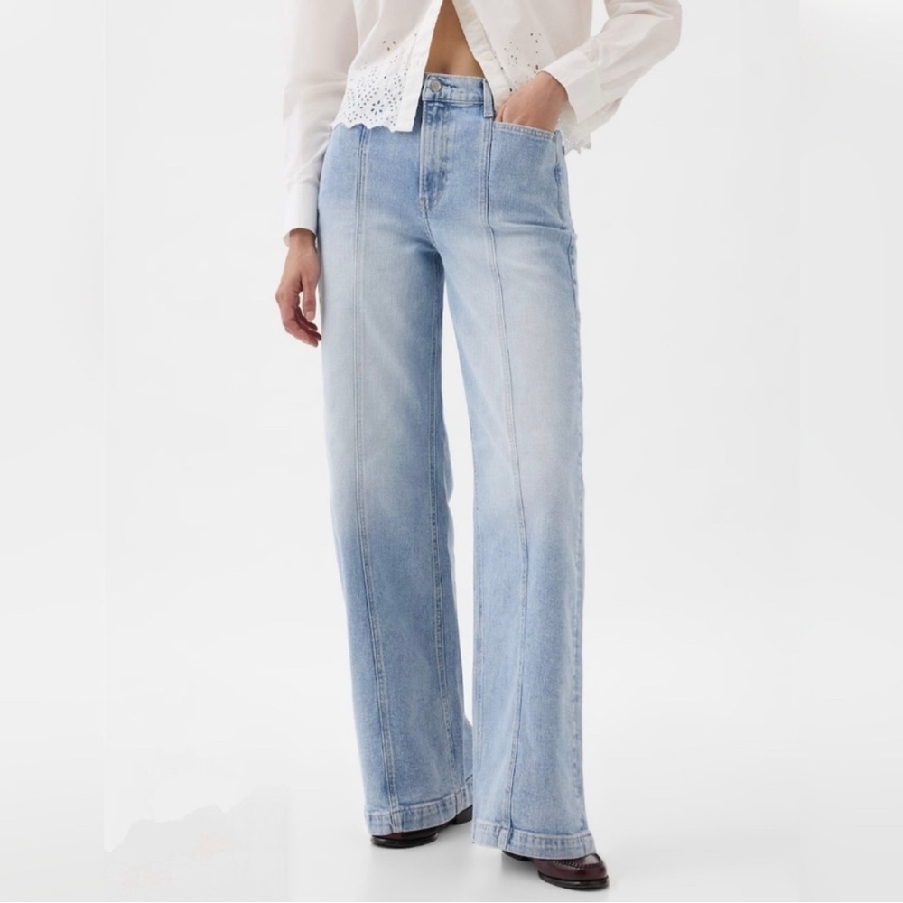 Gap high rise stride jeans 27inx32 4Tall front seamed raw hem
Lgt wash wide leg